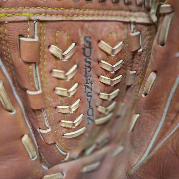 Louisville Slugger G125-5CW RHT Professional Player Design Made in Japan Glove - Picture 6 of 10